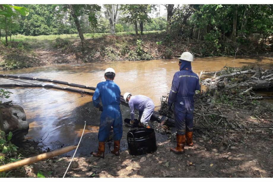 Se han derramado más de 23.000 barriles de petróleo a lo largo del caño Muerto, la quebrada la Lizama y el río Sogamoso. / Cortesía Ecopetrol