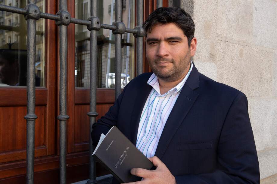 El poeta hondureño Rolando Kattan (Tegucialpa 1979) afirmada que se muestra preocupado por la llegada de la Inteligencia Artificial y ha asegurado que es mentira "que esta pueda hacer poesía", además de recordar que el arte es "la única constancia" que nos aleja realmente de los animales, y ahora también de las máquinas. EFE/ J. P. Gandul