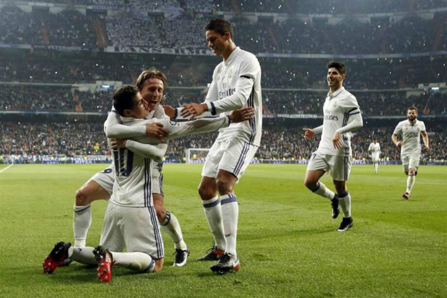 Después de marcar dos goles al Sevilla, James Rodríguez salió ovacionado y fue felicitado por el técnico Zinedine Zidane. / Efe