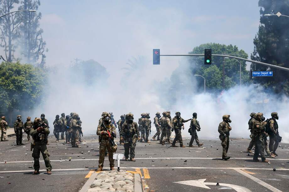 Manifestantes y agentes federales se enfrentan tras una redada realizada por el Servicio de Inmigración y Control de Aduanas (ICE) en Paramount, California.