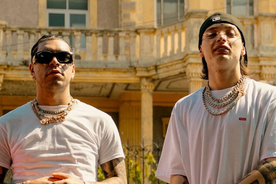 Peso Pluma y Ryan Castro en la grabación de 'Quema'