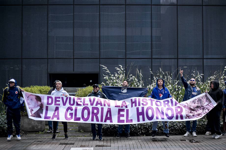 Plantón de hinchas de Millonarios frente a las oficinas administrativas del equipo.
