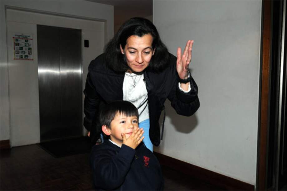 En la foto Clara Rojas, se presenta con su hijo Emmanuel para saludar a íngrid Betancourt./ Oscar Pérez López