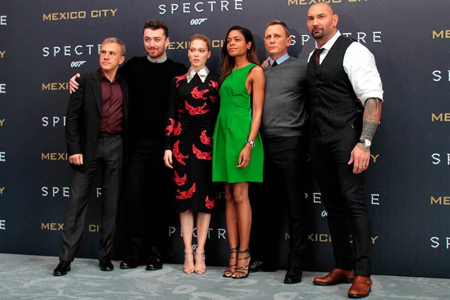 Los actores Christoph Waltz, Sam Smith, Lea Seydoux, Naomi Harris, Daniel Craig y Dave Batista. / AFP
