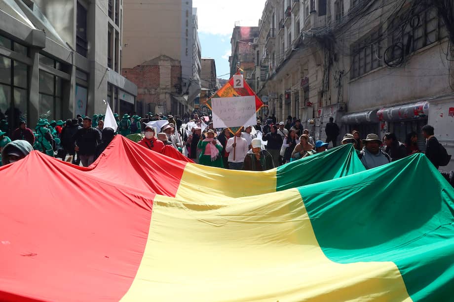 Varias personas ondean una bandera de Bolivia durante una marcha para exigirle al Gobierno soluciones ante los bloqueos y el desabastecimiento.