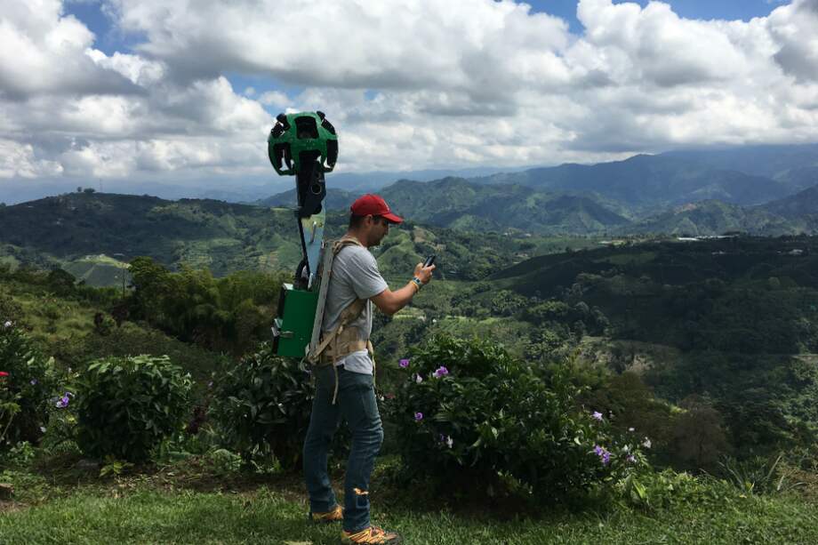 Ómar Lerma, en uno de los viajes para digitalizar el Paisaje Cultural Cafetero. / Cortesía - Google