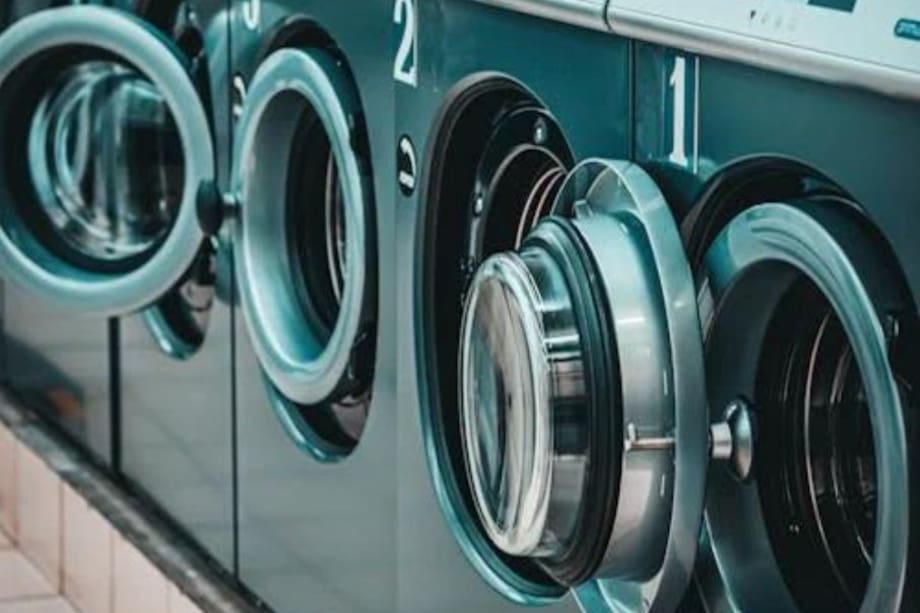 Es bastante común tener prendas de color negro en el guardarropa debido a su versatilidad para adaptarse a una amplia variedad de ocasiones y estilos