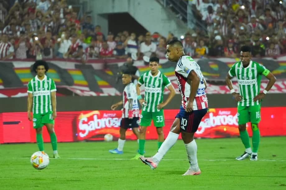 El conjunto de Barranquilla goleó 3-0 al verde paisa en casa y quedó muy cerca de la undécima estrella.