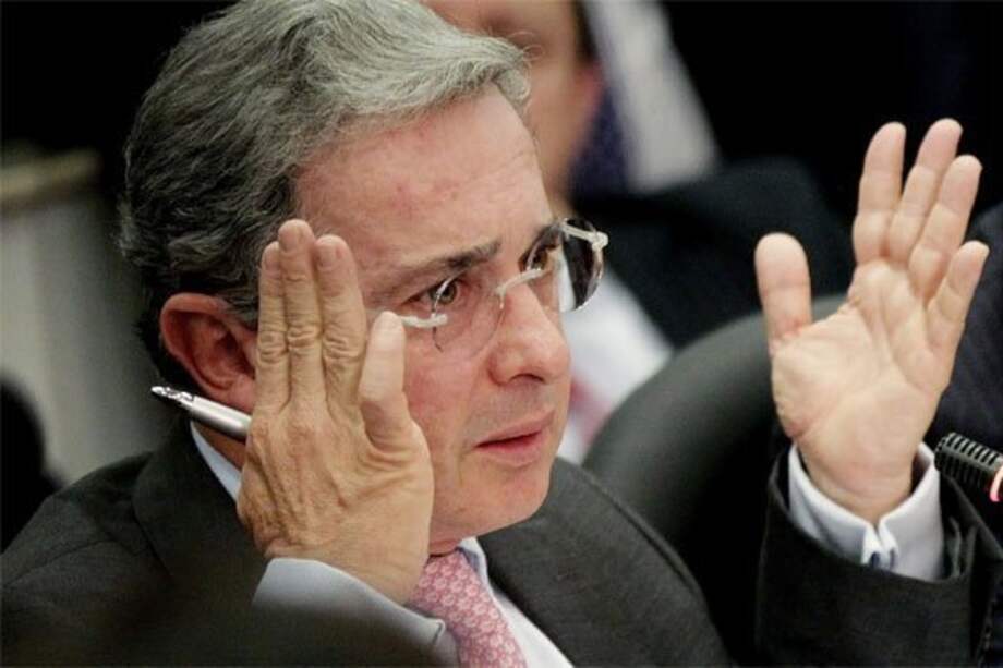 Uribe arremetió contra ministros Mauricio Cárdenas y Juan Fernando Cristo
