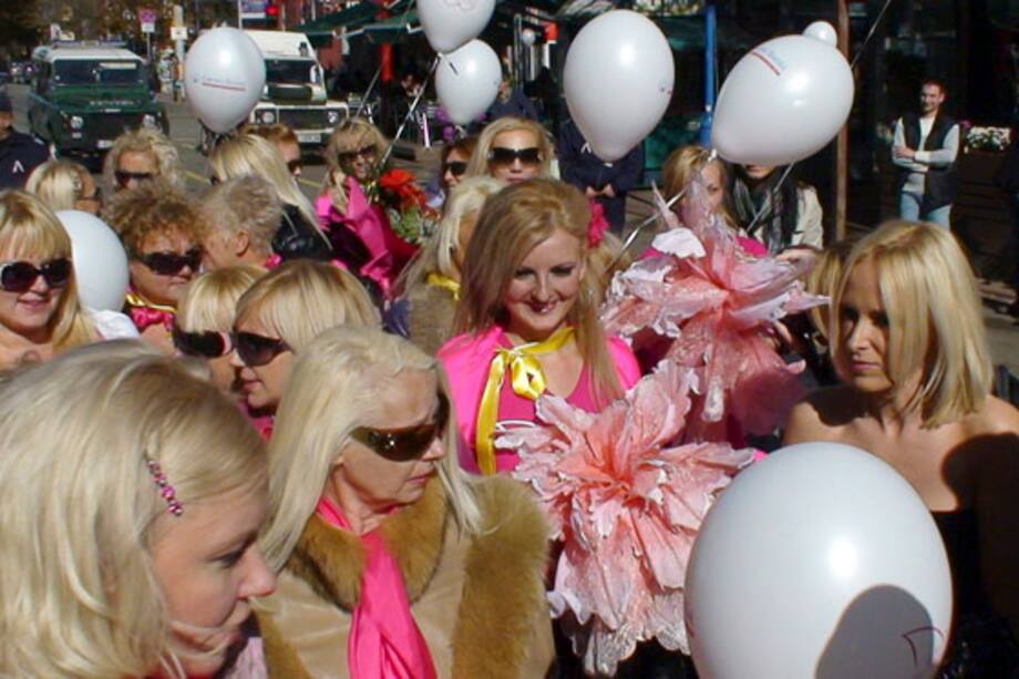 Desfile de la Asociación nacional de rubias
