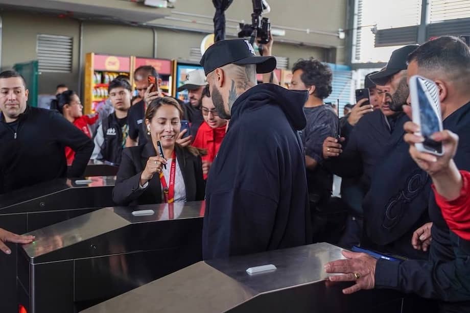 Nicky Jam sorprendió a cientos de usuarios tras recorrer Bogotá en TransMilenio, cantar en vivo y grabar contenido durante el trayecto.