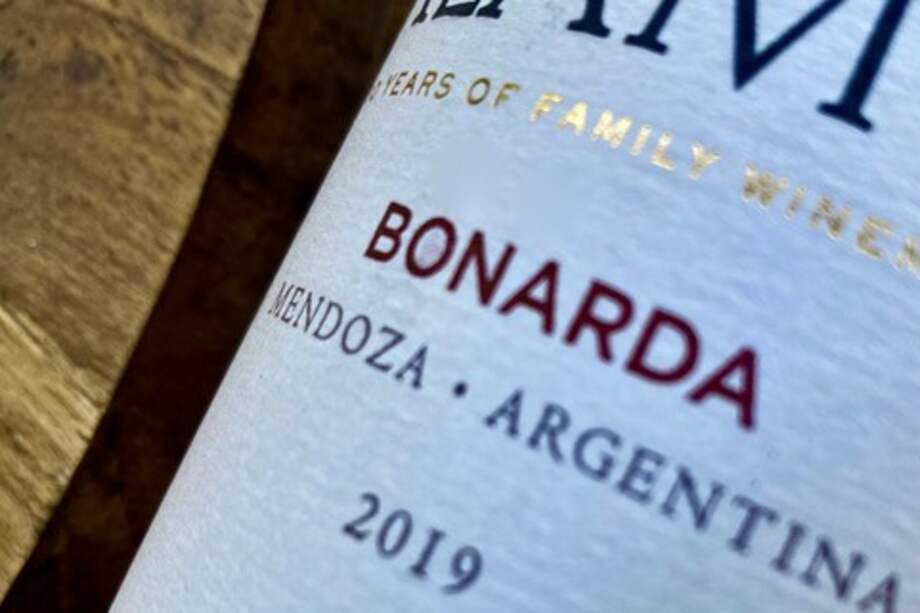 La Bonarda austral, en cambio, nos habla solamente de Argentina, donde su recorrido ha sido agreste y un tanto confuso.