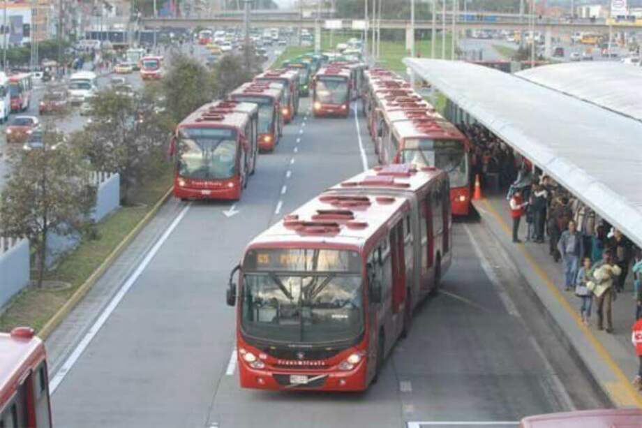 El sistema reportó también que un bus articulado atropelló a un peatón en la estación Calle 26, por lo que hay paso por un carril. / Archivo El Espectador - Referencia