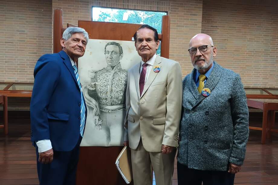 Estos son los tataranietos del general José María Melo: Heliodoro Melo Barreto, Gustavo Melo Barreto y Ramiro Melo Barreto posan con una imagen de su tatarabuelo.