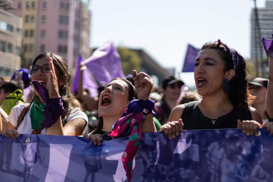 A las afueras del Centro Cultural Gabriela Mistral, en Santiago de Chile, varias personas participan en una manifestación con motivo del Día Internacional de la Mujer.