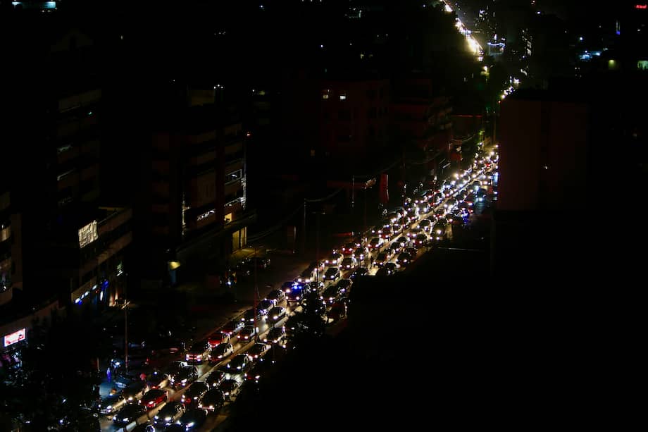 Los libaneses huyen con sus coches desde el sur de Líbano hacia Sidón y Beirut.