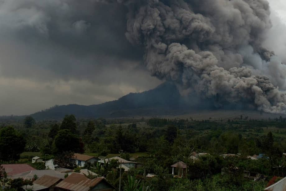 Erupción de volcán provoca evacuación de 20.000 personas en Indonesia