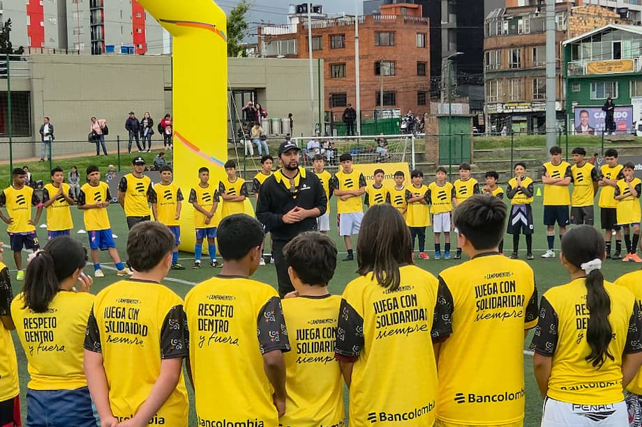 Los exfutbolistas compartieron con niños, niñas y jóvenes en una jornada de fútbol inclusivo que conmemoró los cinco años de los campamentos de fútbol Bancolombia.