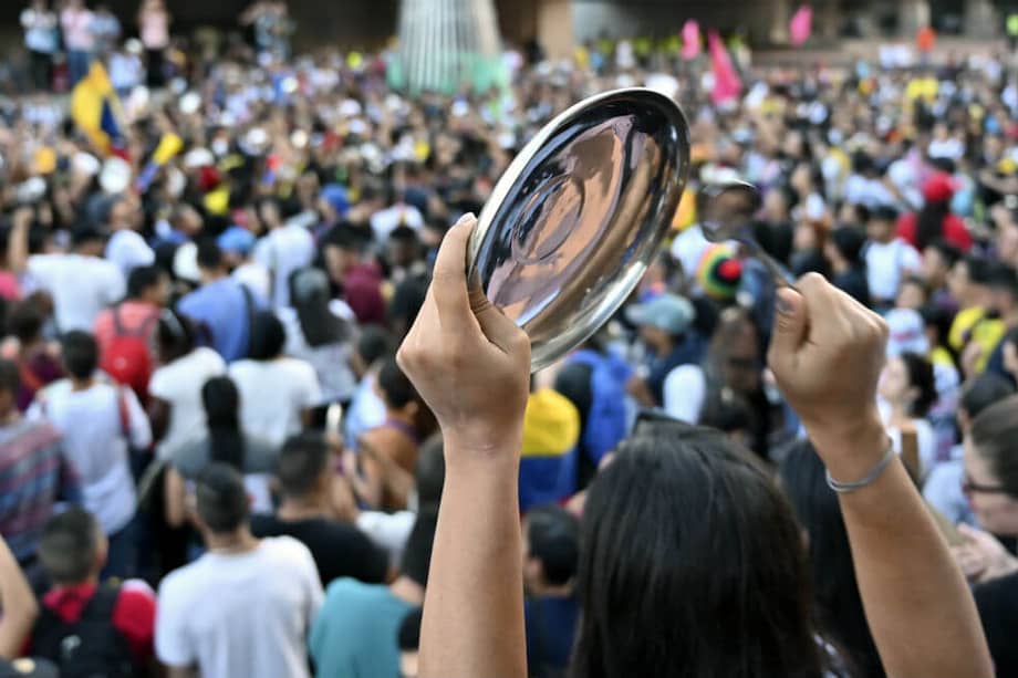 Desde hace más de 180 años, la cacerola ha sido una herramienta de expresión pacífica de cualquier clase de reclamos, casi siempre de orden político. / AFP