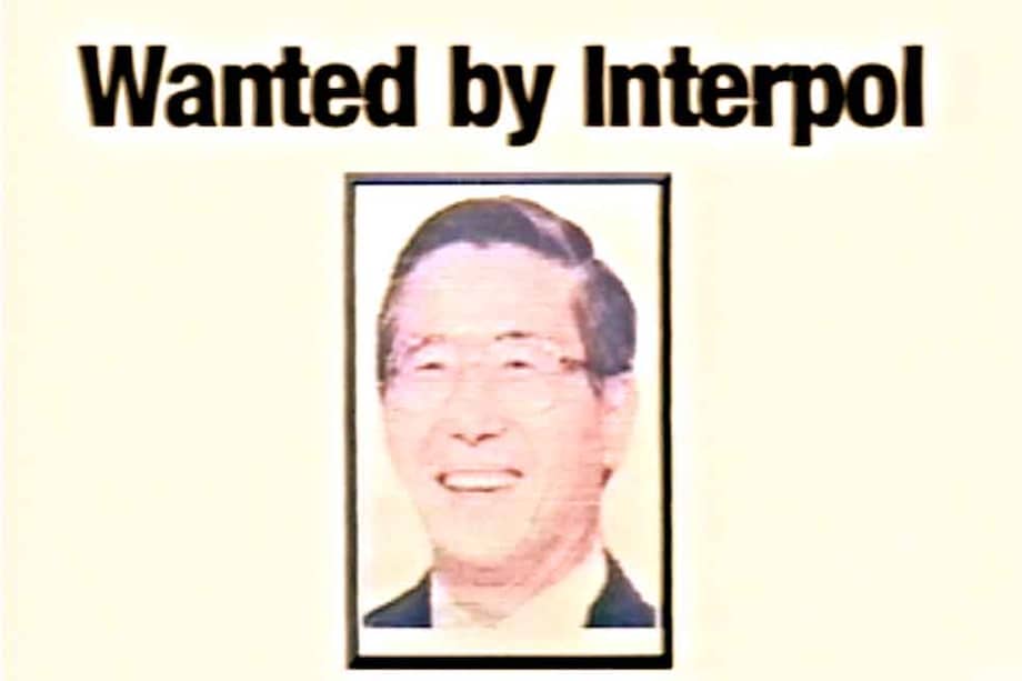 Pedido de extradición de la Interpol para Alberto Fujimori. Fotograma del documental "Esperando a Fujimori" (2004) dirigido por Gonzalo Robledo.