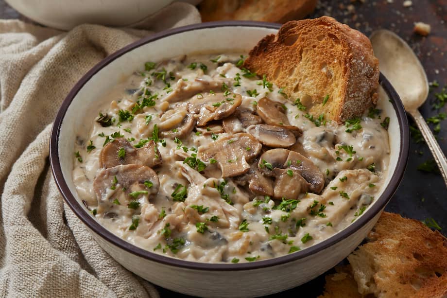 La mantequilla en este lomito de pollo al vino con champiñones es el ingrediente infaltable.