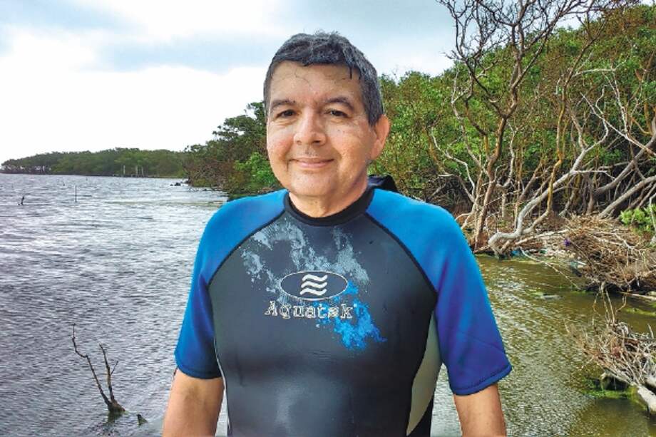 Jairo Echeverri se encarga de limpiar las playas de Puerto Colombia. / Caracol Televisión