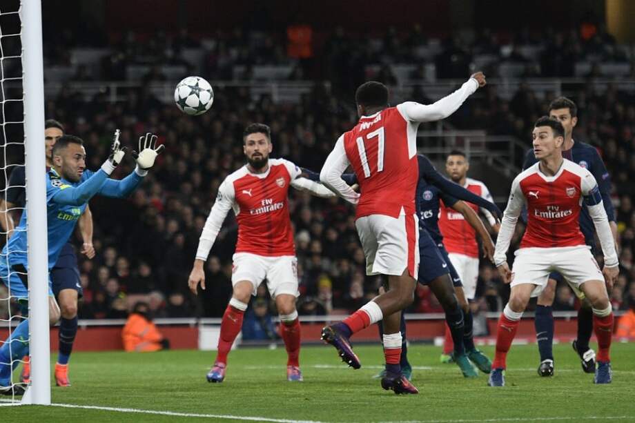 El arquero colombiano David Ospina (i) no puedo evitar el gol del empate del París Saint Germain, ante el desvío que produjo el cabezazo de su compañero Alex Iwobi. / AFP