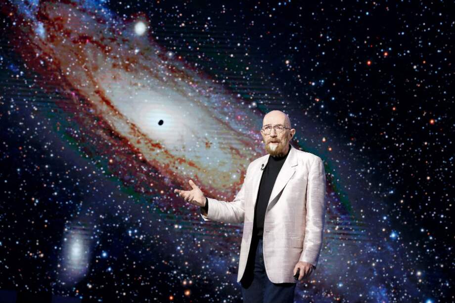 El teórico físico Kip Thorne mientras pronuncia unas palabras durante una ceremonia de inauguración de una feria de la ciencia en Seúl (Corea del Sur)./Archivo EFE