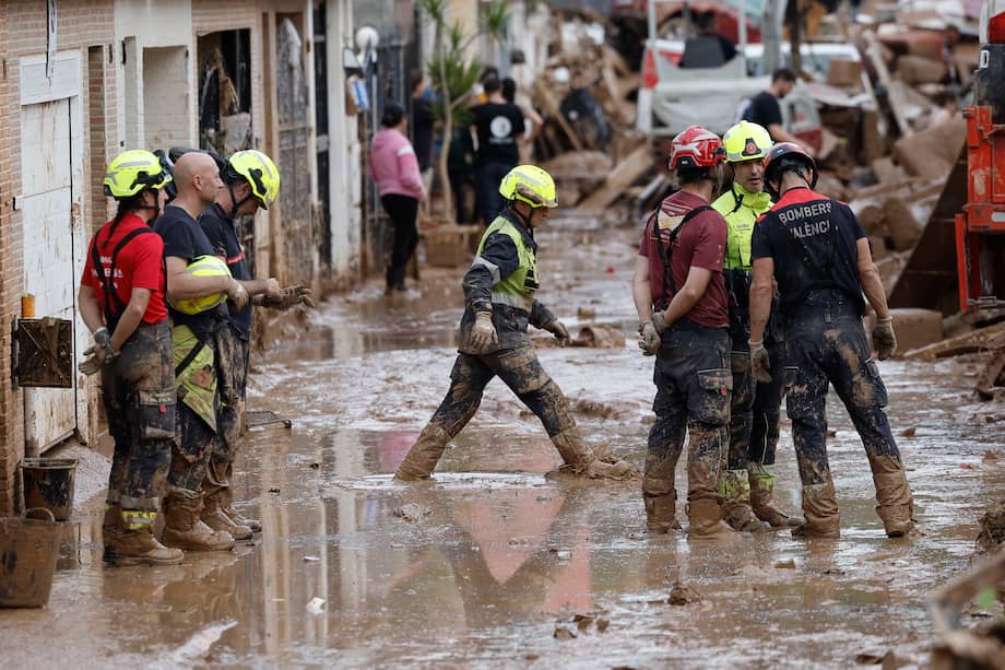 Efectivos del cuerpo de bomberos trabajan en la limpieza y retirada del lodo en Alfafar (Valencia), España.