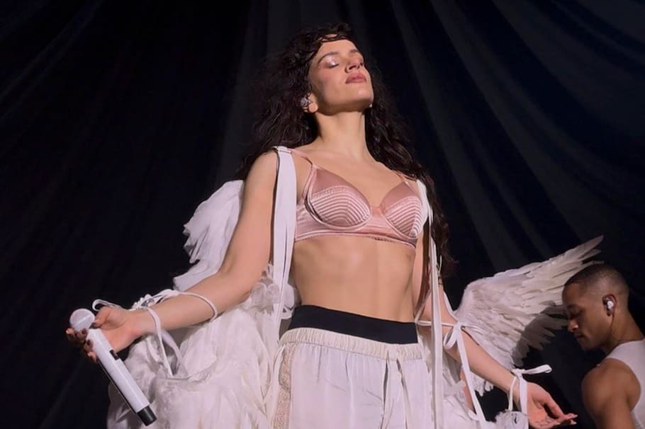LYON (FRANCIA), 16/03/2026.- Rosalía comenzó la gira de su cuarto disco, el místico 'Lux', en Lyon (Francia), donde la catalana rindió al público con un viaje ecléctico que por momentos fue teatral como un ballet y a ratos desenfrenado como una fiesta electrónica en una iglesia abandonada.