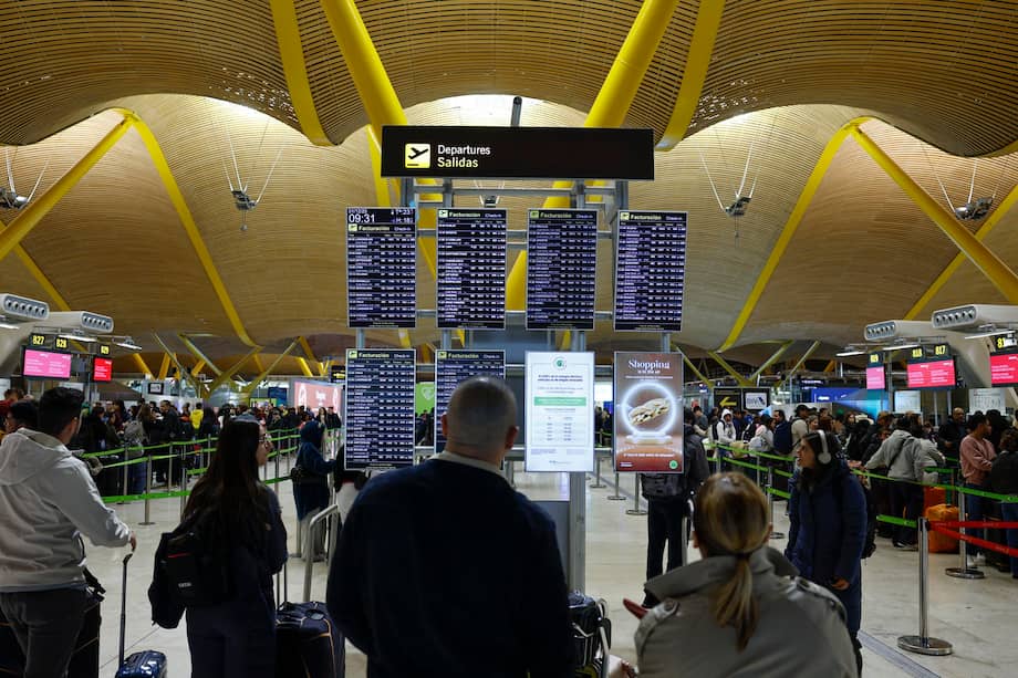 Viajeros en la terminal cuatro del Aeropuerto Adolfo Suárez Madrid-Barajas.