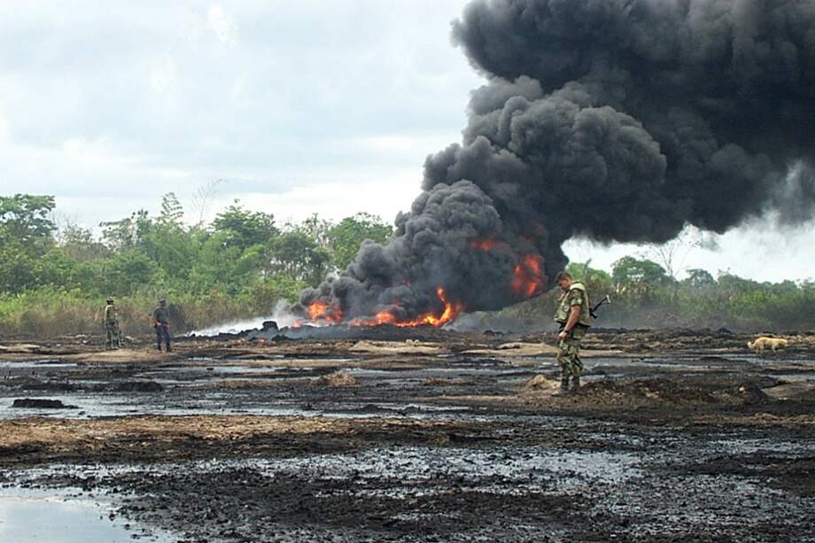 El terrorismo no sólo afecta la actividad petrolera, sino que destruye el medioambiente. / Bloomberg.