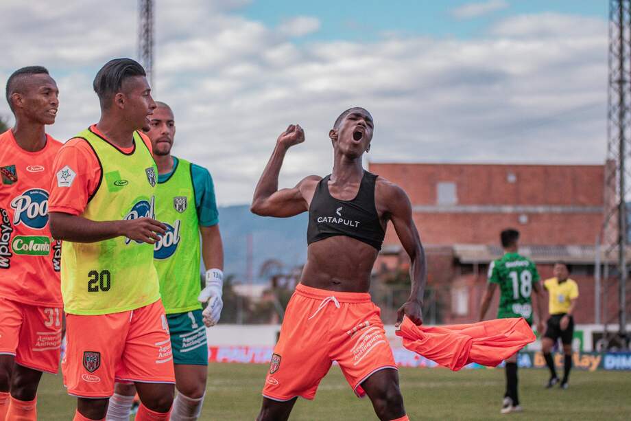 Los jugadores de Envigado celebran uno de los goles con los que empataron el encuentro ante Nacional.