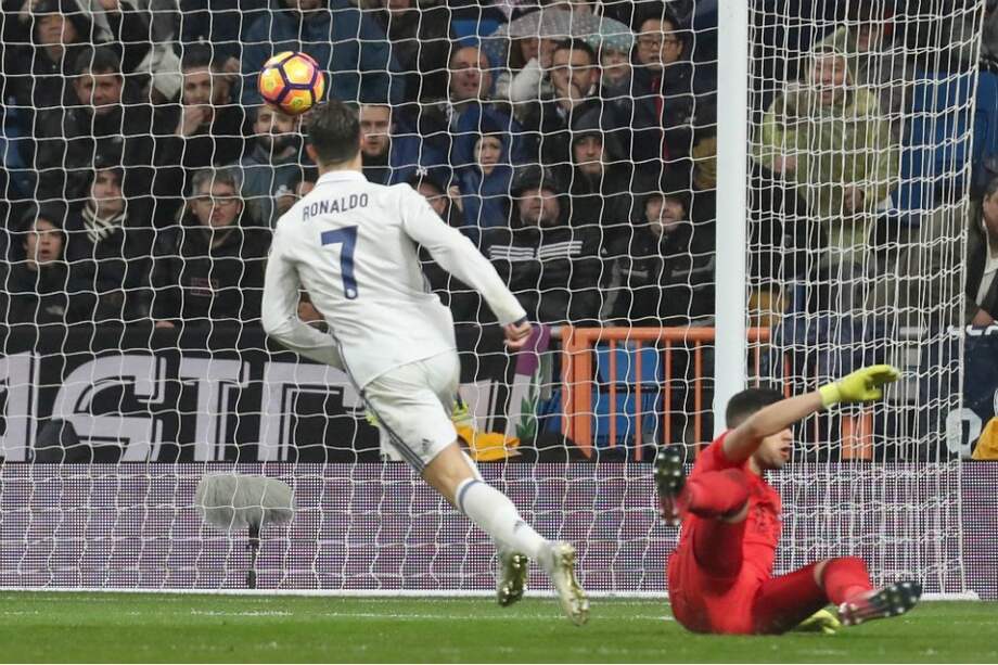 Ante un Santiago Bernabéu en contra, Real Madrid goleó 3-0 a la Real Sociedad
