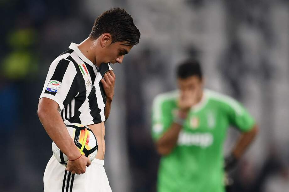 Paulo Dybala lamenta el penal fallado frente a la Lazio. / AFP