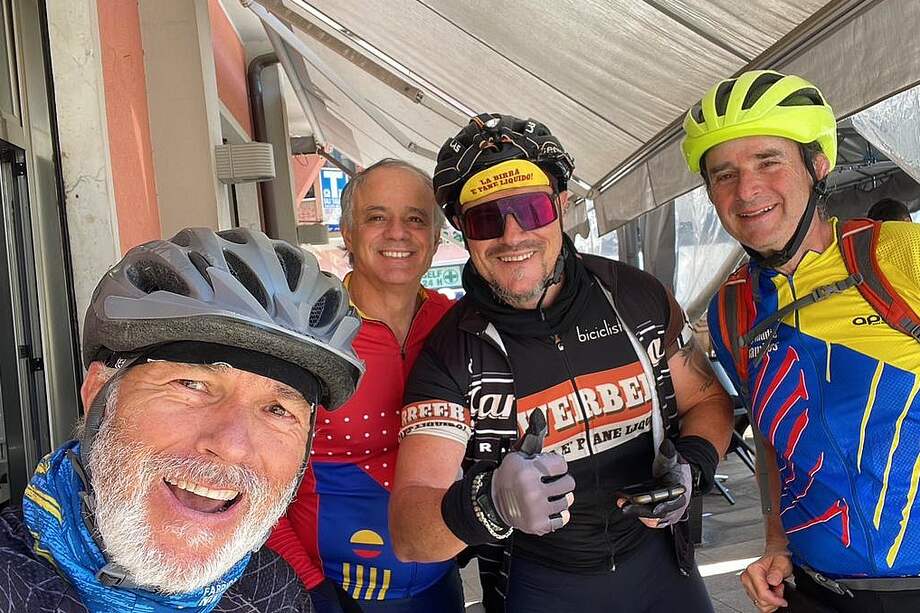 Los sesentones en bici por Europa, con Luca en La Spezia, quien con su camiseta y gorra con el letrero "la birra e pane liquido" calmó los ánimos y los enrutó luego de una perdida.