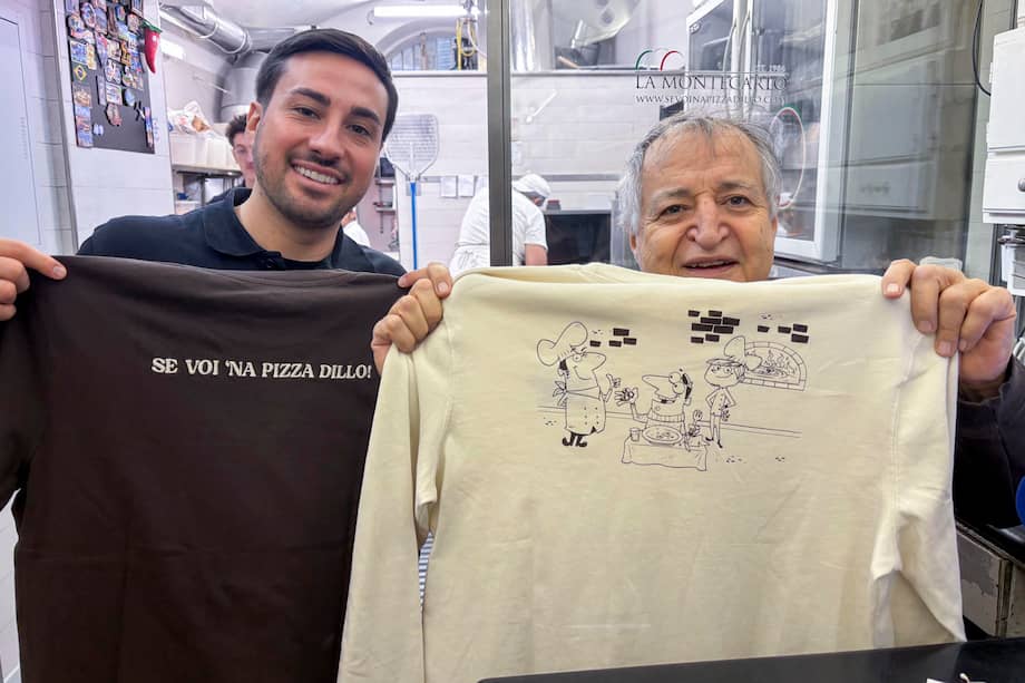 La mítica pizzería romana "La Montecarlo" celebra cuatro décadas de historia con una colaboración peculiar: su logo e identidad estampados en camisetas y sudaderas de la marca española Zara, una iniciativa que ha conseguido "sintetizar cuarenta años de un local histórico de Roma", afirmó a EFE el dueño, Carlo Muzi (d) que aparece junto a su hijo, Filippo Muzi, con las prendas de la colección. / EFE/ Carlos Expósito