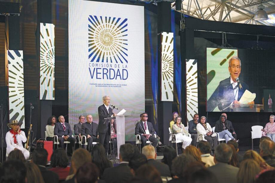 "Memoria es lo que nos hace falta. No ocultar la historia. Reconstruirla y darla a conocer. Puede ser una manera de poner en evidencia a los verdugos, una forma de buscar otras herramientas para construir un nuevo país" - Reinaldo Spitaletta.