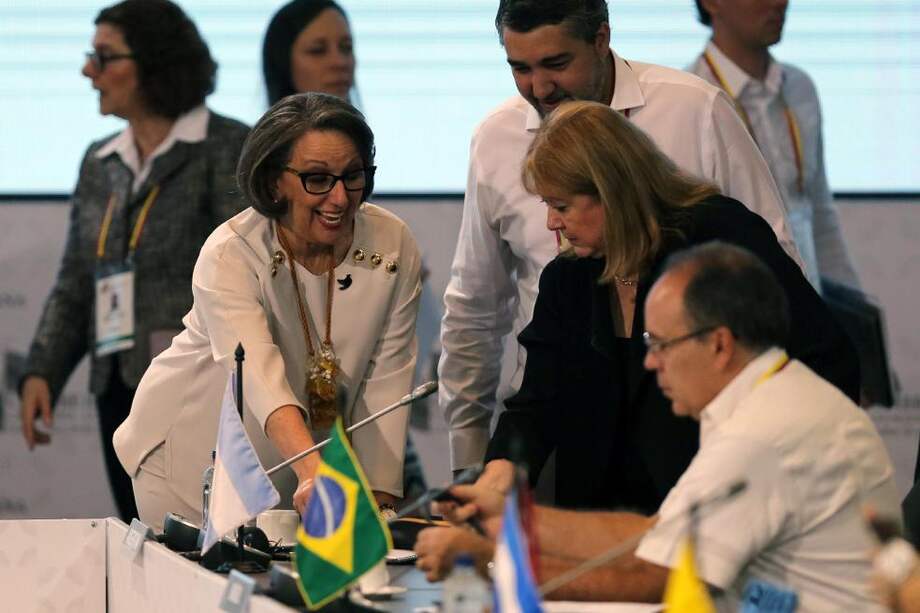 La canciller argentina, Susana Malcorra (cen.), durante la Cumbre. / EFE