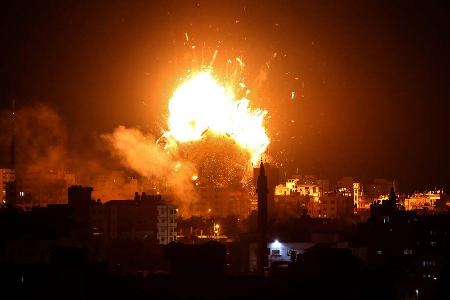 Foto del bombardeo a la estación de televisión de Hamas, al-Aqsa TV, la noche del lunes. / AFP