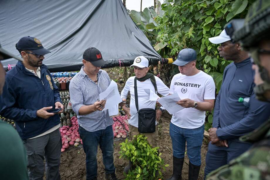 (c) Walter Mendoza, uno de los mandos de la disidencia conocida como Coordinadora Nacional Ejército Bolivariano (CNEB) durante la destrucción de material de guerra en Nariño.
