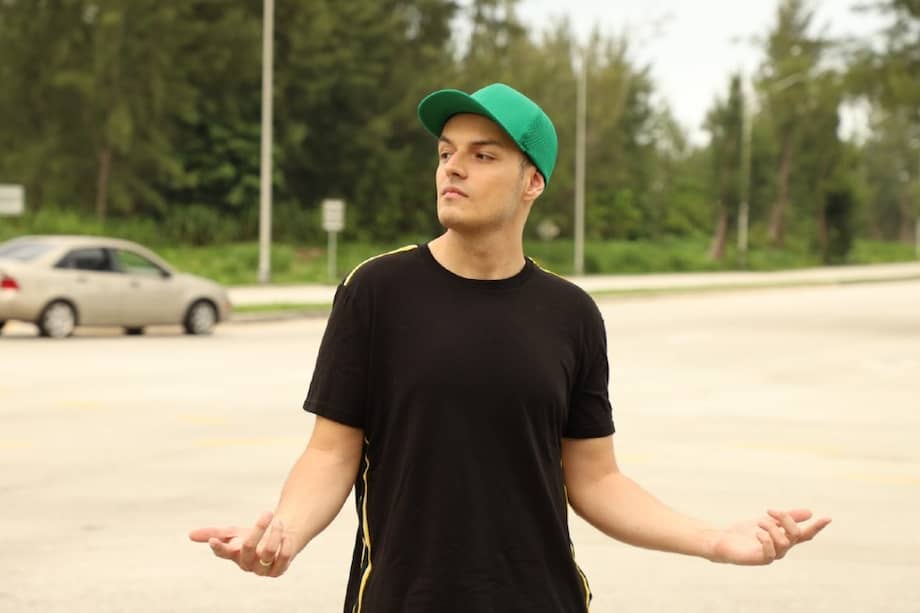 JuanMa Salazar comenzó su carrera publicando contenido en Instagram y Facebook, y ha trabajado con marcas como FOX y la NFL.