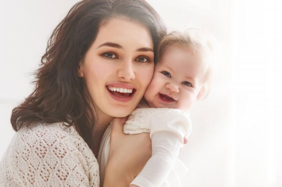 Mamá y bebé sonriendo
