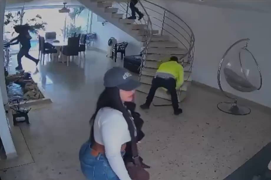 Uno de los delincuentes llevaba una chaqueta y una gorra con los logos de la Policía.