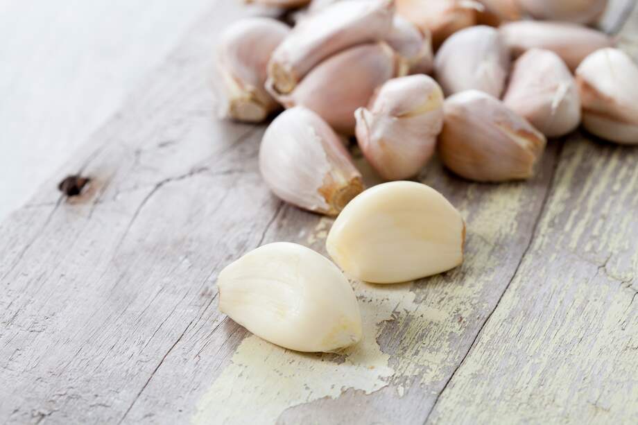 El ajo es un ingrediente versátil que puede convertirse en pasta para adobar pescados y vegetales.