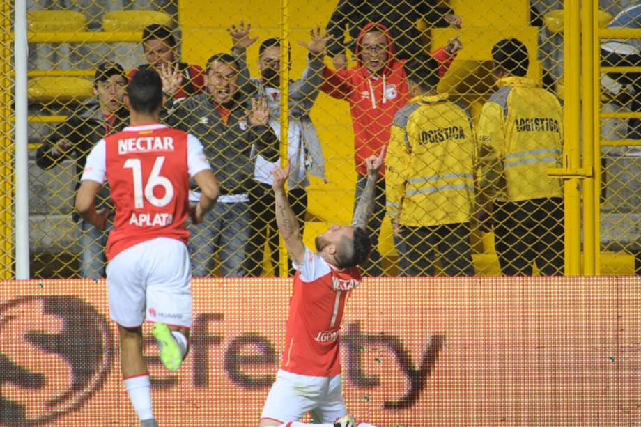 Jonathan Gómez (de rodillas) es el goleador de Santa Fe en la Liga, con cinco anotaciones.