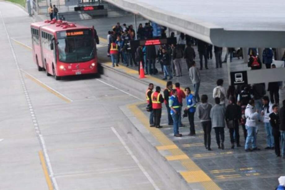 Detienen a sujeto que manoseaba a joven en TransMilenio