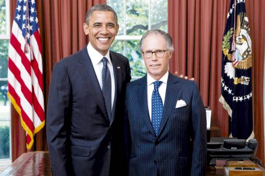 El embajador de Colombia en Washington, Carlos Urrutia, posa al lado del presidente de EE.UU., Barack Obama. / Cancillería