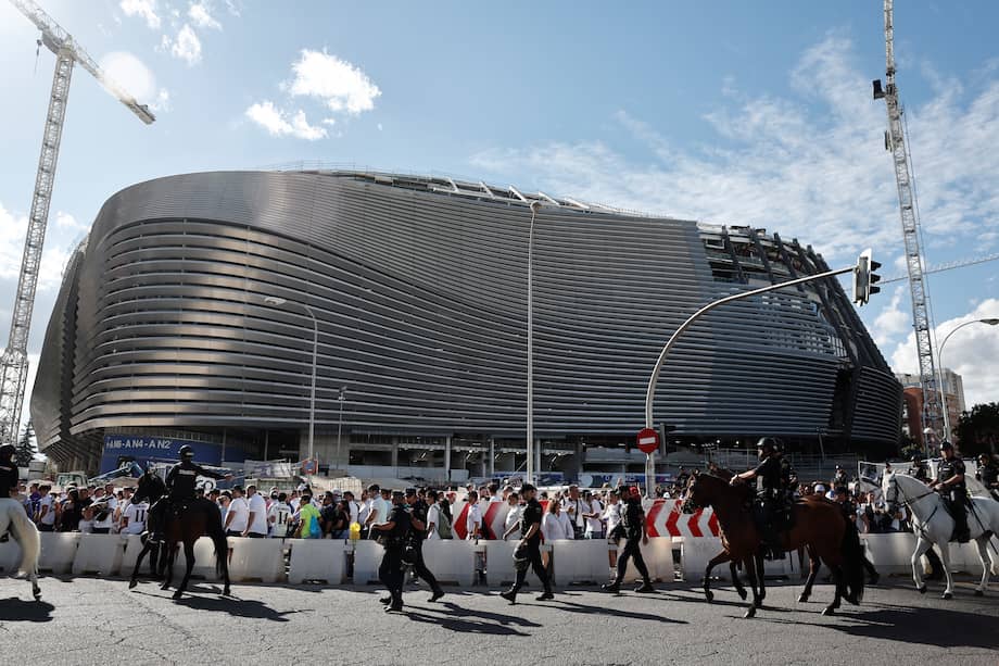 Miembros de la policía de Madrid en cercanías del estadio Santiago Bernabéu, escenario en el que se llevará acabo el partido de ida de semifinales de la Liga de Campeones de fútbol entre el Real Madrid y el Manchester City. EFE/ Sergio Pérez