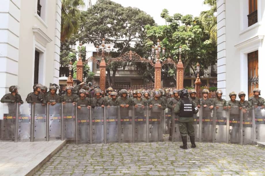 Miembros de la Guardia Nacional Bolivariana impidieron el paso a los opositores a la sede del Parlamento. / AFP